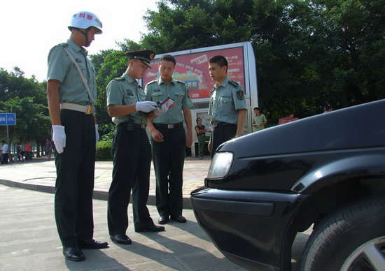 資料圖：嚴格審核軍車出車手續(xù)。