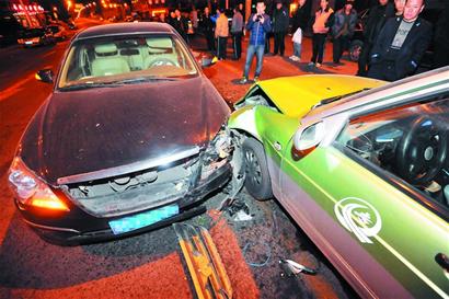 停車看熱鬧好奇害死人 南京路凌晨四車相撞