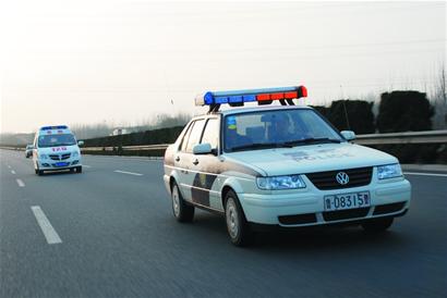 日東高速車禍傷員轉青島治療 警車開道3小時抵達