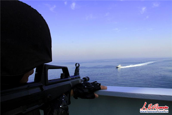 原文配圖：演練中，海盜小艇快速向我艦艇沖鋒，實施攻擊，特戰(zhàn)隊員快速鎖定目標。