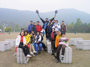 高一時(shí)，全班去太子灣公園玩。右二穿著黃色衣服的是張京。左上中間穿著黑衣服的女孩是也進(jìn)了外交部的趙婷，圍紅色格子圍巾的是胡躍波老師。圖片由胡躍波老師提供