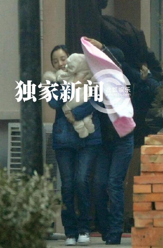 李小璐一家三口串親戚 賈乃亮路邊放花炮