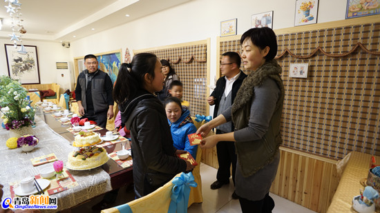 孝女文文過(guò)生日 水餃工零錢哥送驚喜