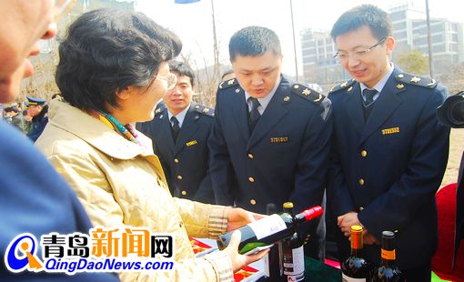 首發(fā):315維權(quán)日 青島10部門現(xiàn)場打假(組圖)