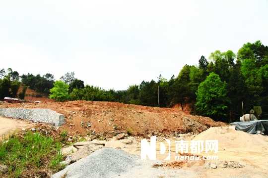 惠州地派鎮(zhèn)地派溫泉酒店對(duì)面，是曾廣興所稱倒土的位置，但現(xiàn)場(chǎng)并無(wú)大量棄土，當(dāng)?shù)卮逦卜裾J(rèn)曾有大量棄土。