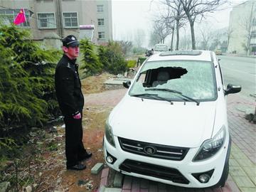 醉漢見車就砸 逃跑掉進糞池