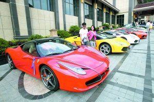 12輛頂級名車組成婚禮車隊，車價加起來超6000萬。