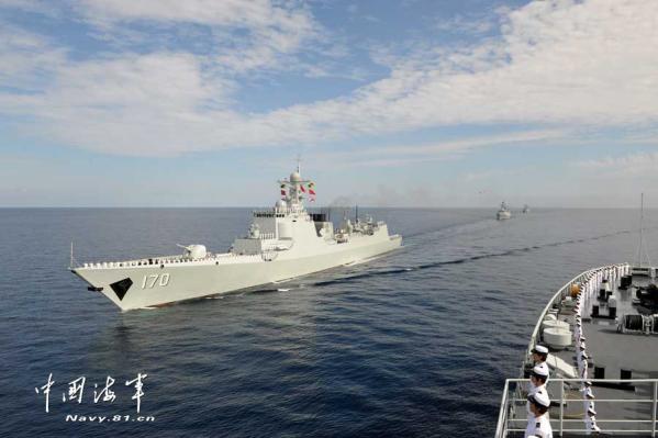 中國(guó)海軍大編隊(duì)航行至曾母暗沙。