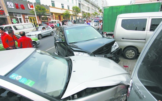 酒駕引5車連撞 女司機(jī)追200米抓住肇事者